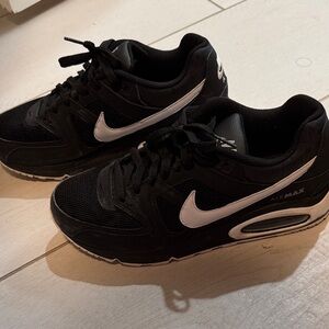 Nike Air Max men’s 8 Black and White Sneakers